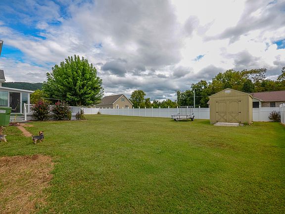 5th image of 140 Camelot Ct