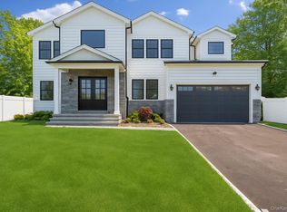 15 Lorraine St, Syosset, NY 11791