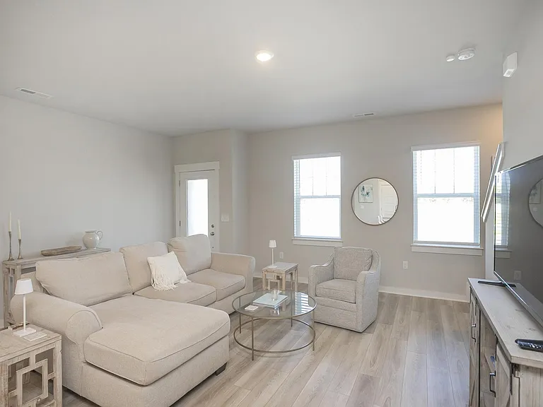 517 Swanholme Dr — Photo 10