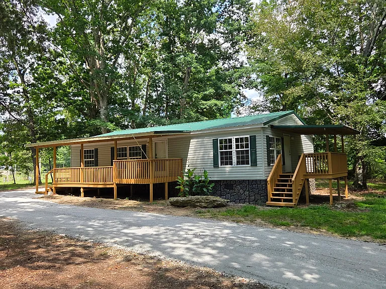 131 Laurel Trails Rd — Photo 1