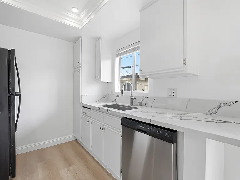 908 S Shenandoah St #104 — Photo 12
