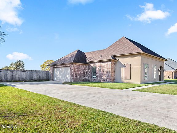 2nd image of 104 Oak Shadows Dr