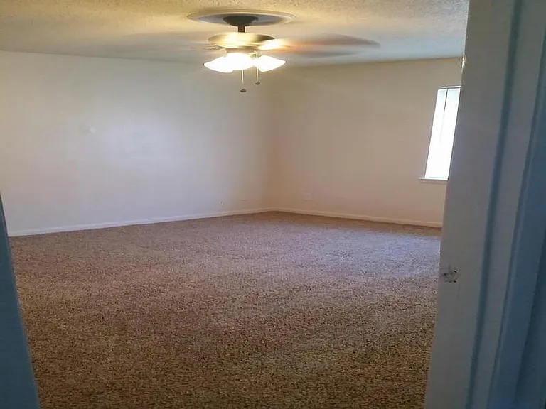 409 Conroe St — Photo 8