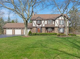8 Paso Fino Dr, Lemont, IL 60439