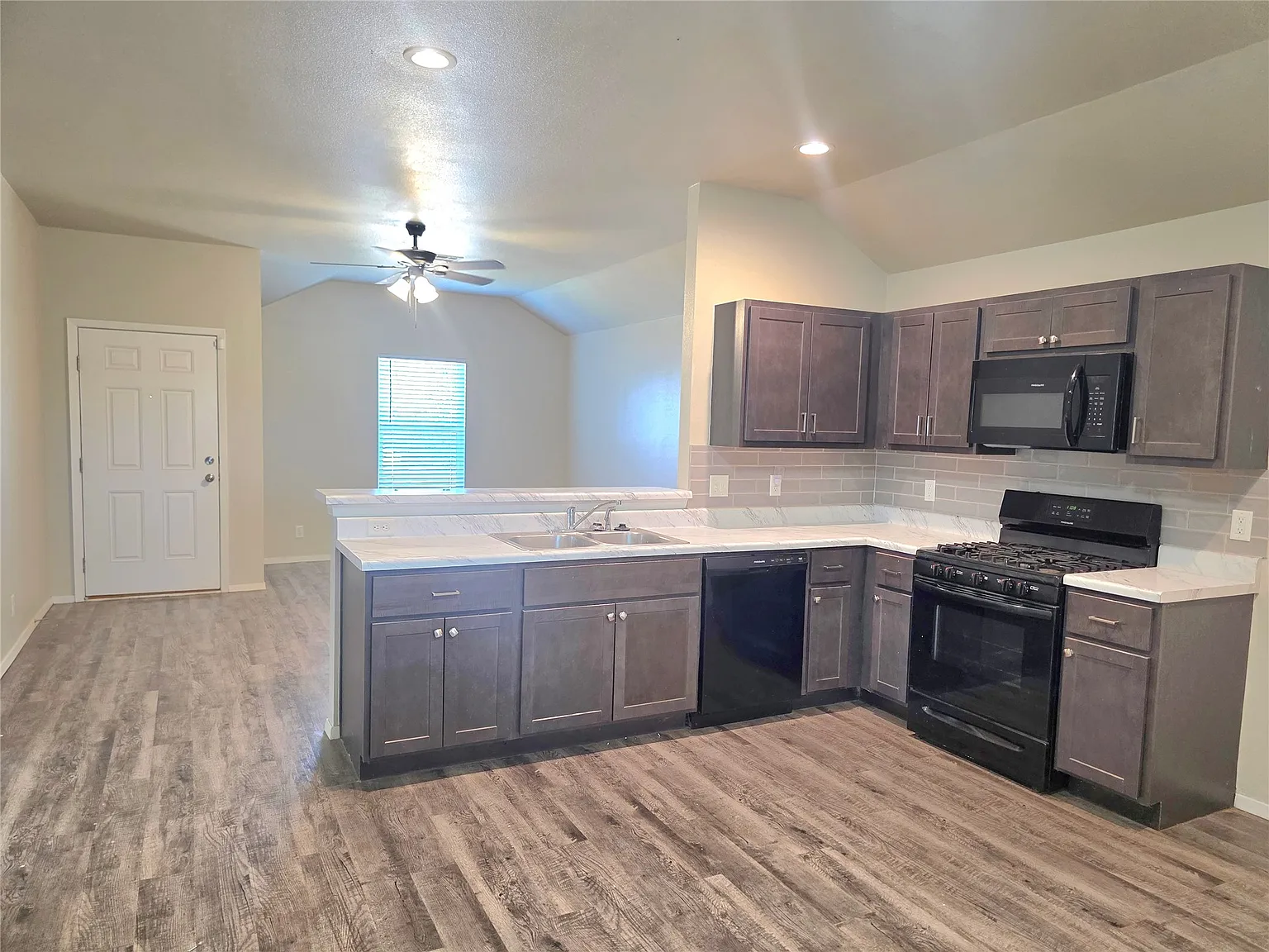 3 bed, 4.0 bath, 1248 sqft, $1,575 — Photo 4