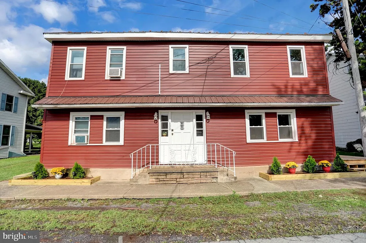 2 bed, 1.5 bath, $1,100 — Photo 1