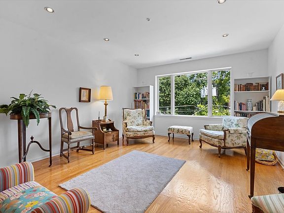 5th image of 2601 Central St Unit 305