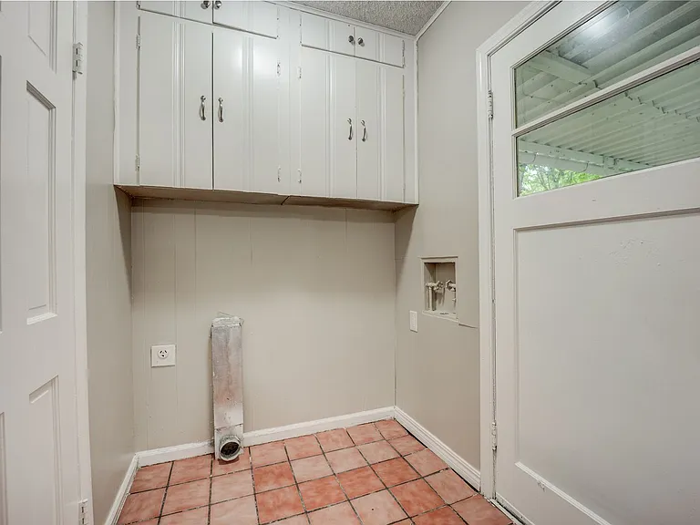2307 S 23rd St — Photo 17