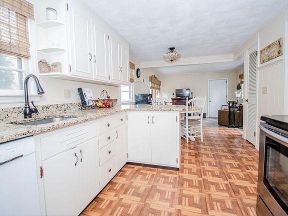 4th image of 40 Lawnacre Dr