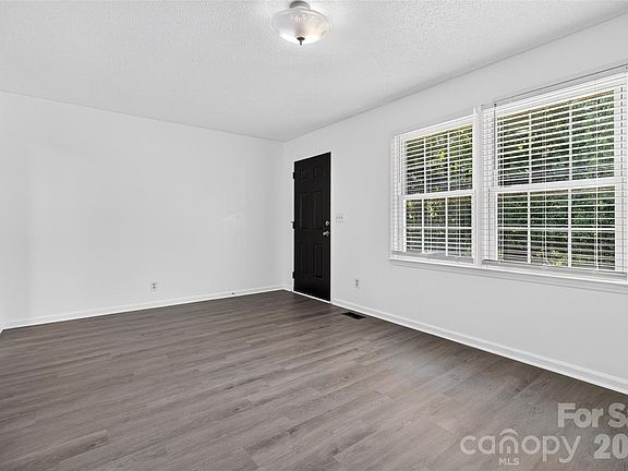 4th image of 823 Flint Dr