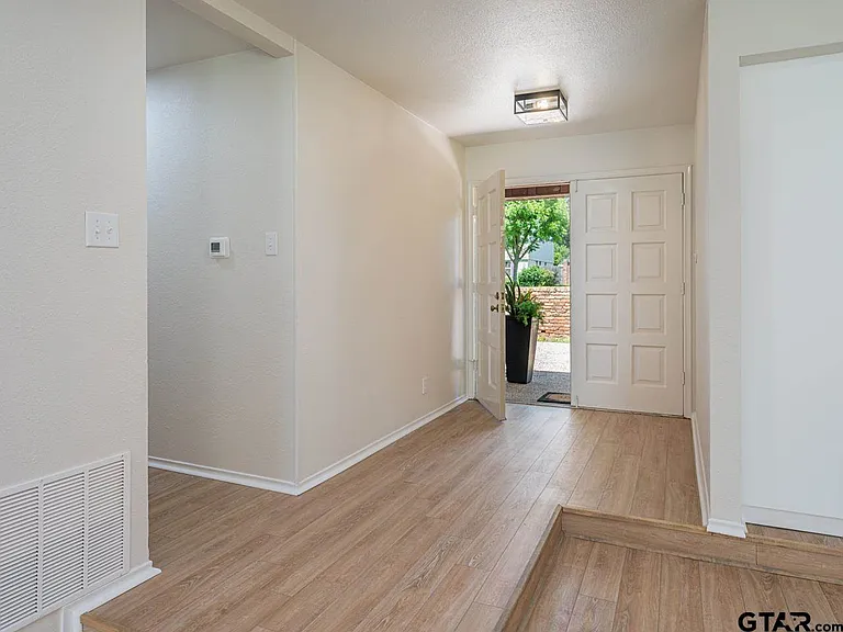 509 Winchester Dr — Photo 5