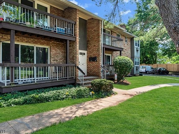 4th image of 38 Deanna Dr BLDG 38 #105