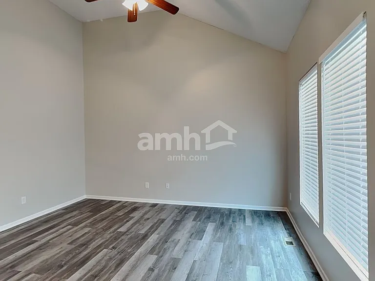 643 E Apache St — Photo 7