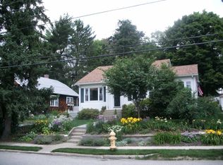 104 Crown Av, East Providence, RI 02915