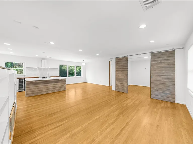 2420 Cove Cir — Photo 9