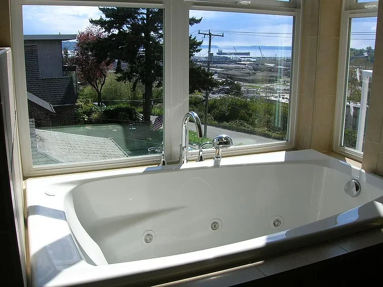 jet tub in master bathroom