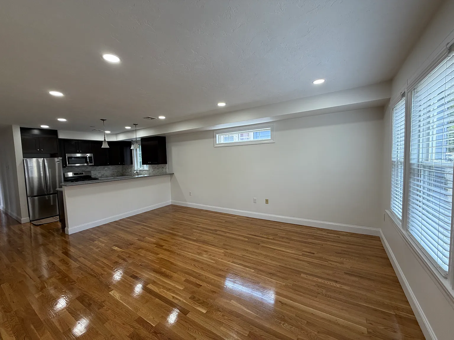 3 bed, 1150 sqft, $3,500 — Photo 2