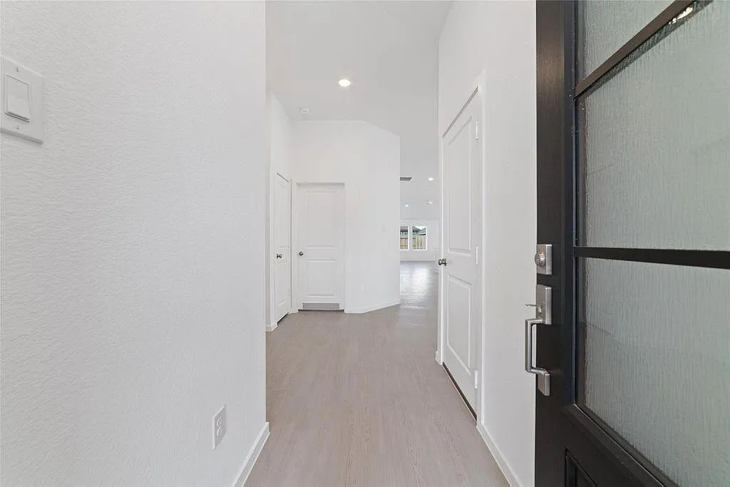 3 bed, 2.0 bath, 1800 sqft, $2,300 — Photo 2
