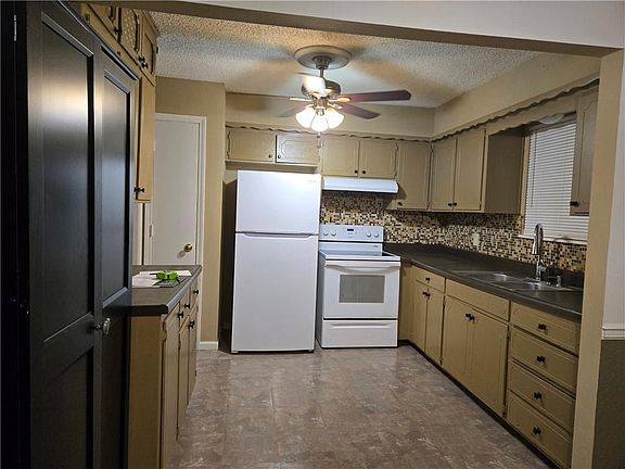 4th image of 400 SE 21st St