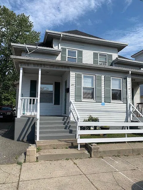 3 bed, 1.5 bath, 1700 sqft, $2,300 — Photo 1