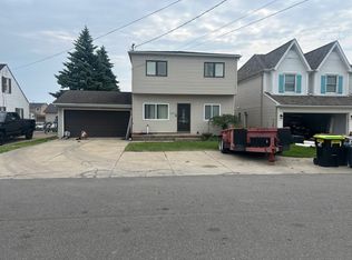 46010 Edgewater Dr, Chesterfield, MI 48047
