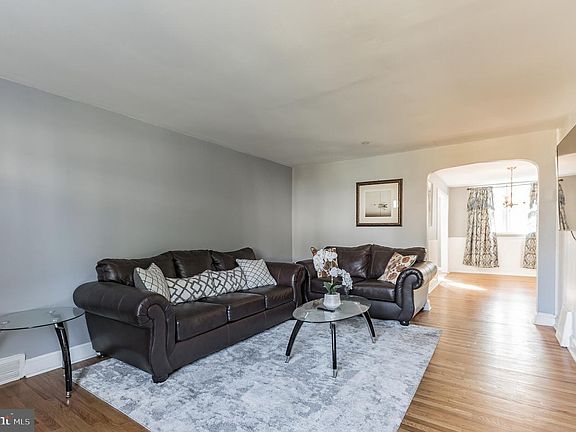 5th image of 228 Pine St