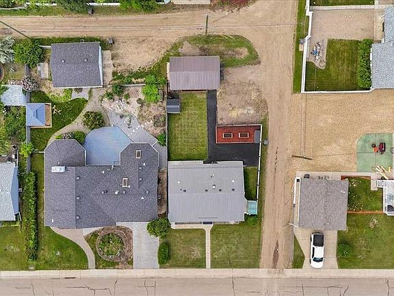 3rd image of 401 S 15th St E