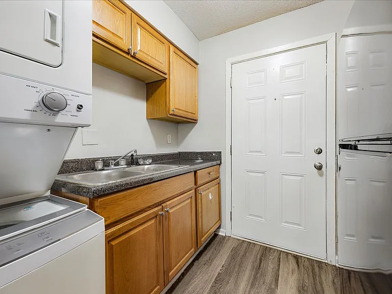 Holmes Pointe Apartments — Photo 8