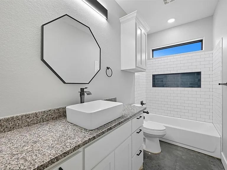 610 E Texas St — Photo 15