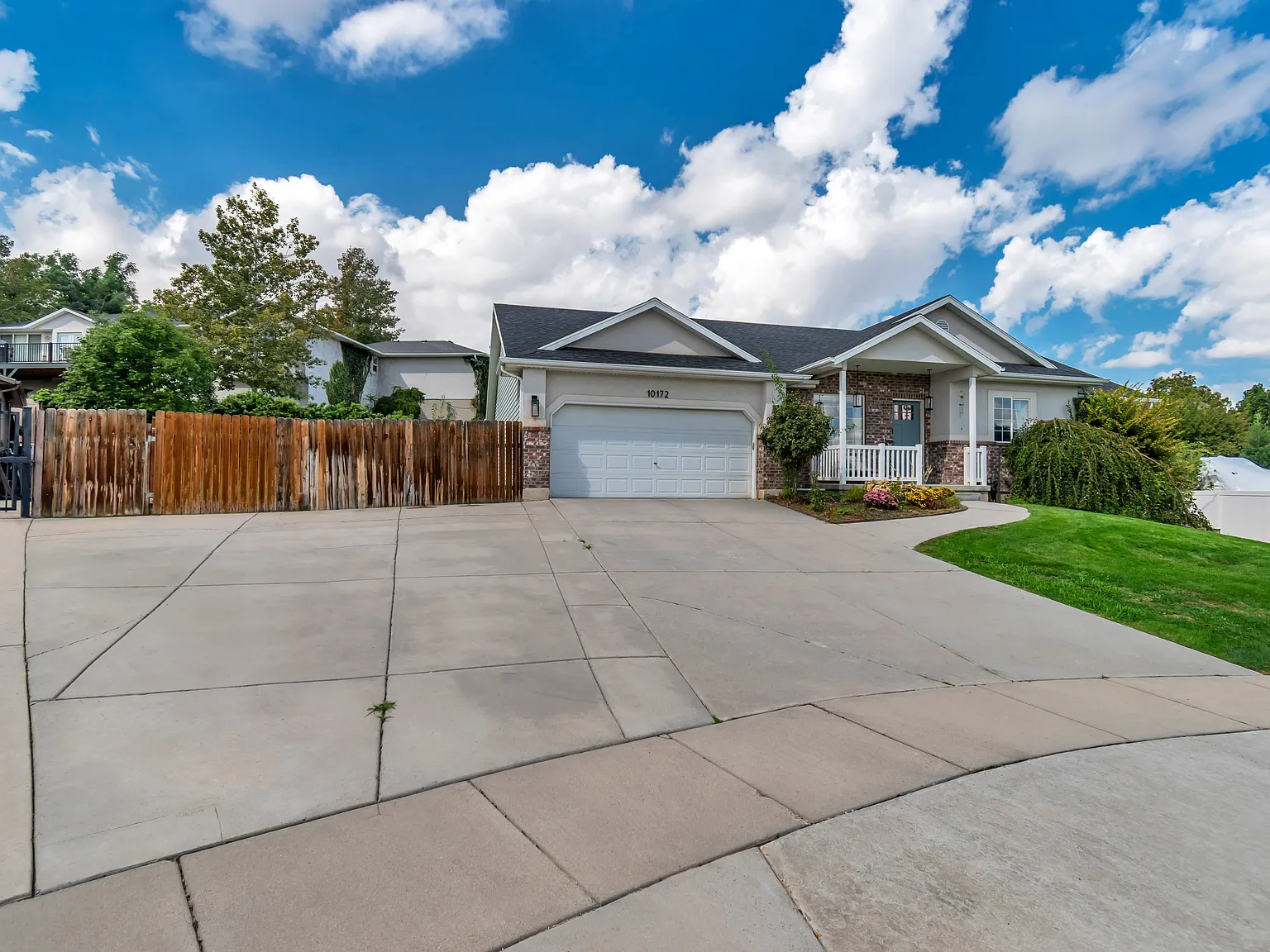 6 bed, 4.5 bath, 3032 sqft, $3,600 — Photo 2