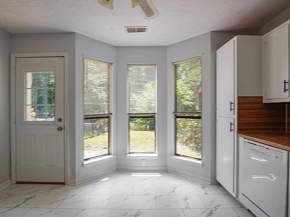 5th image of 2409 Hampstead Dr