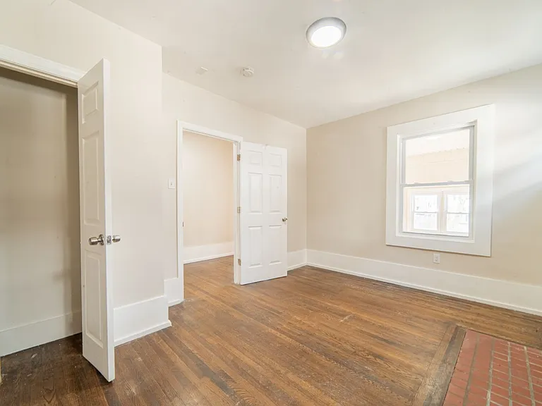 21 N Laclede Ave — Photo 3