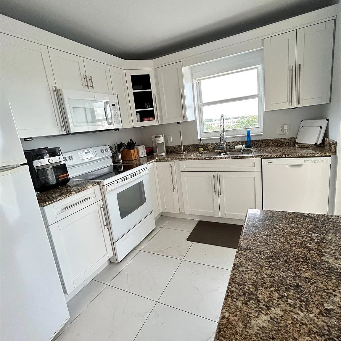 2 bed, 2.0 bath, 1400 sqft, $2,800 — Photo 3