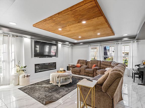 3rd image of 10660 Manor Dr