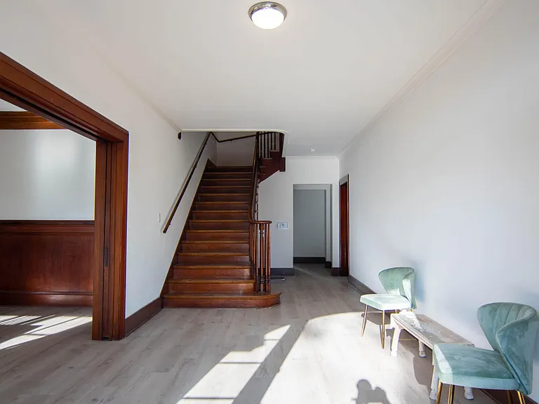 438 S Serrano Ave — Photo 2