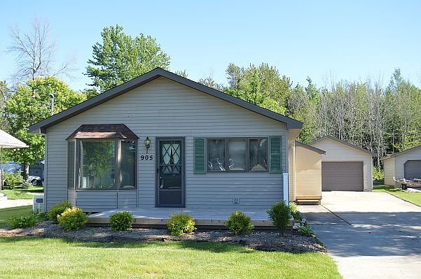 1st image of 905 Iroquois Ave