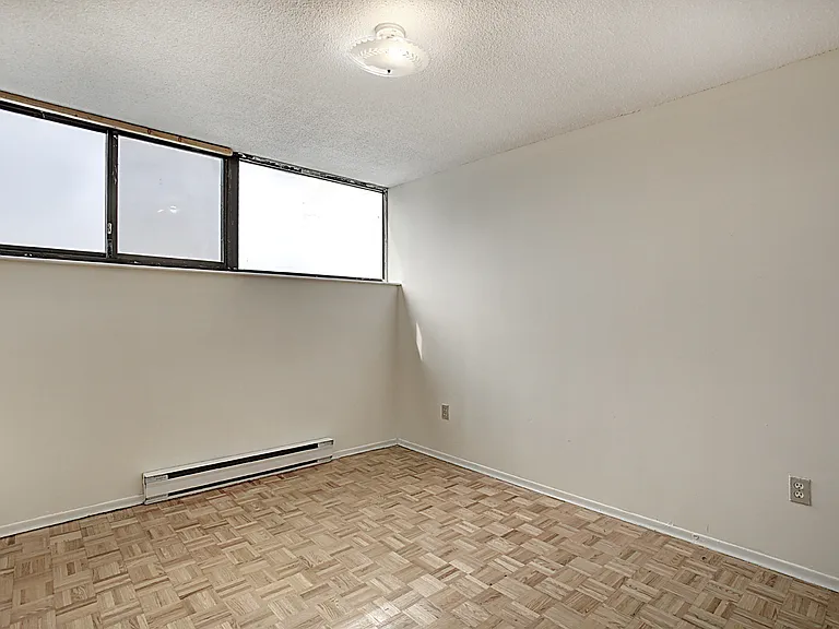666 King St E — Photo 19