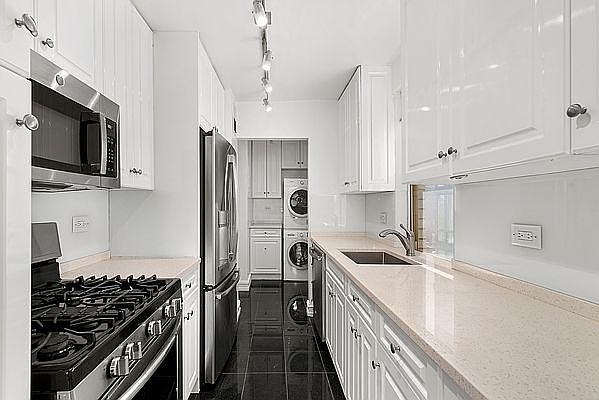 1st image of 420 E 79th St APT 9D