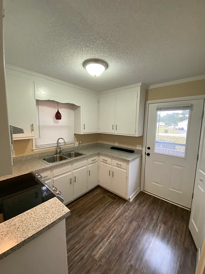 3 bed, 1.5 bath, 1032 sqft, $1,400 — Photo 3
