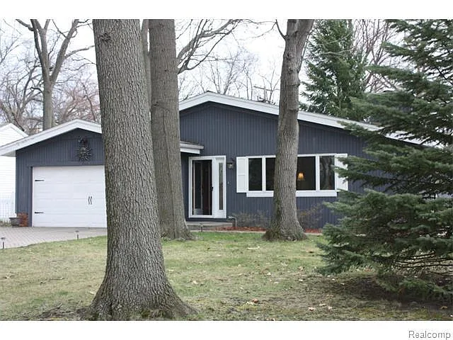 3228 Riverside Dr photo 1
