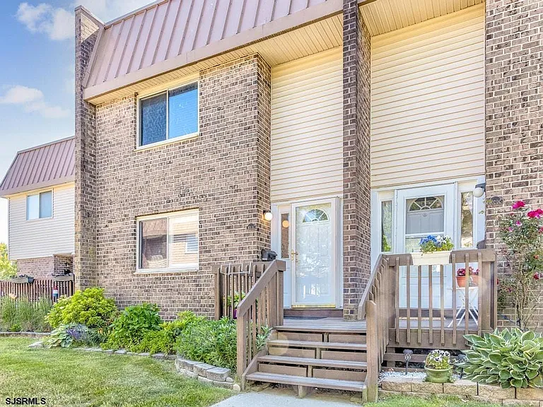 801 Dudley Ct #1402 — Photo 3