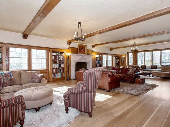4th image of 62 Nassau Dr