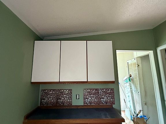 5th image of 325 Oak Dr