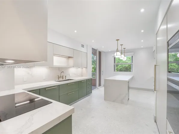 737 Crandon Blvd APT 301, Key Biscayne, FL 33149