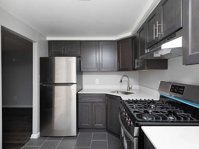 Revere Court Apartments — Photo 2