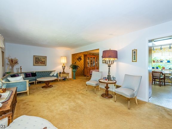 4th image of 5 Brookwood Dr