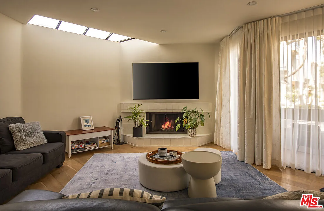 2 bed, 3.0 bath, 1688 sqft, $7,500 — Photo 3