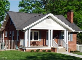 700 Mayflower Dr, Greensboro, NC 27403