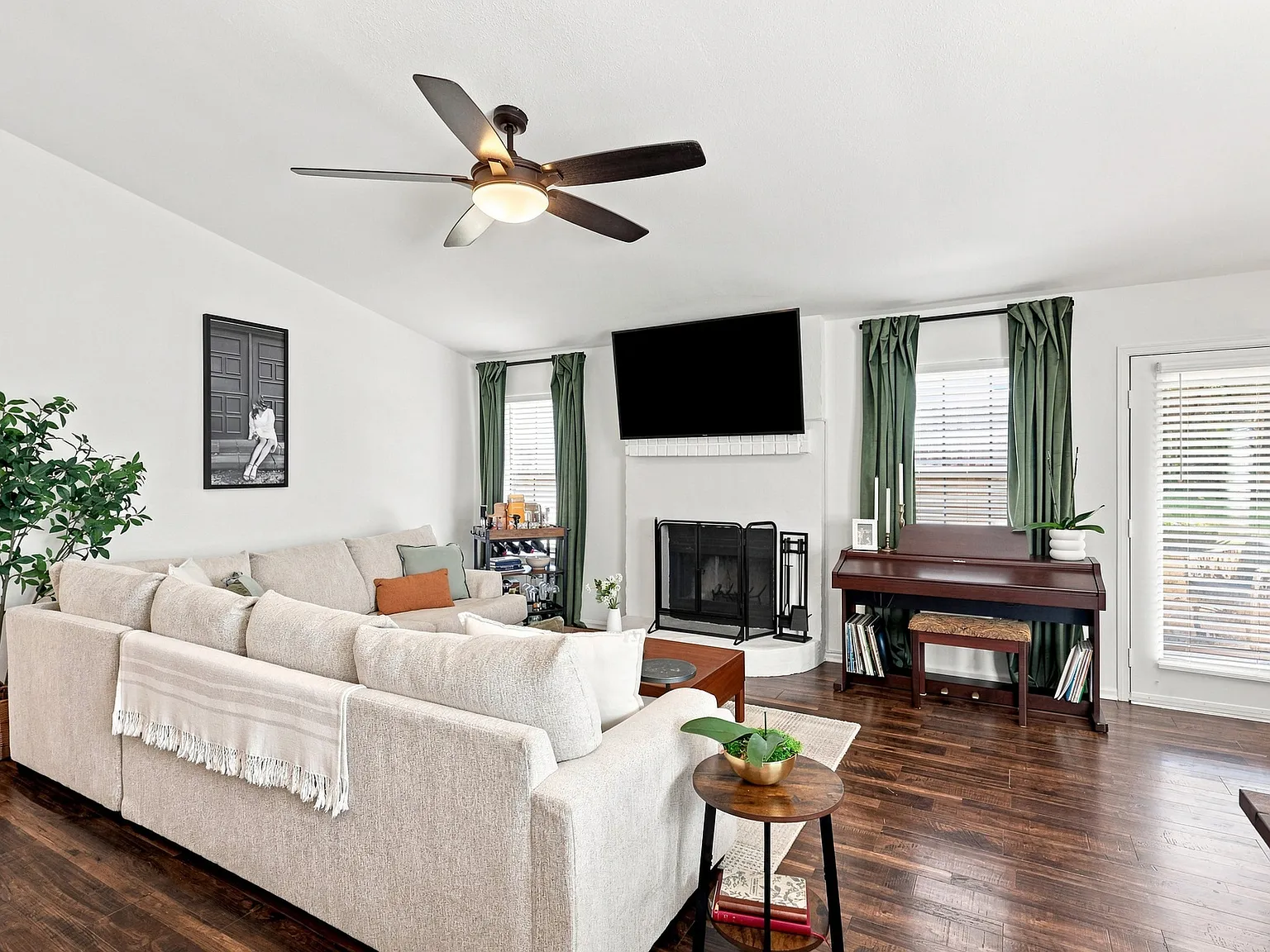 3 bed, 1325 sqft, $2,600 — Photo 4