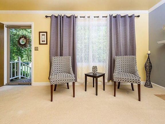 4th image of 1104 Lakeview Dr